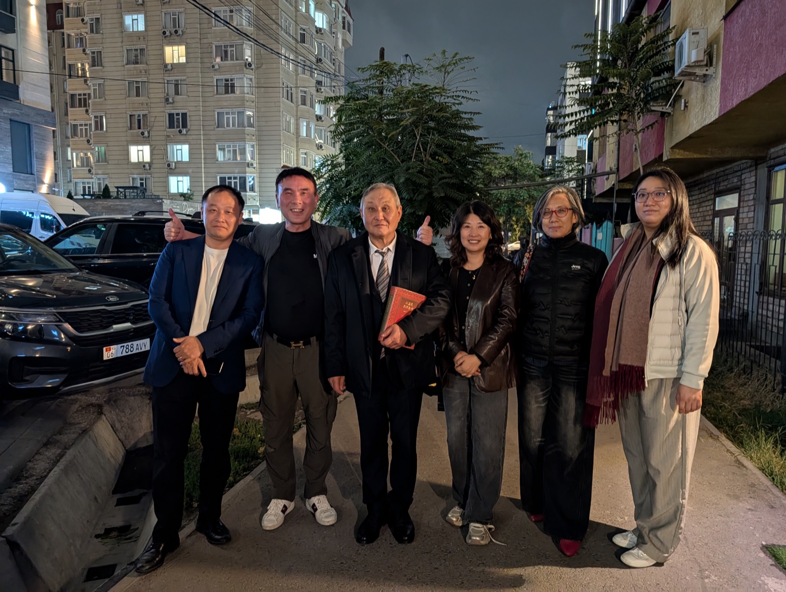 法律先生团队在吉尔吉斯斯坦会晤期间的室外合影